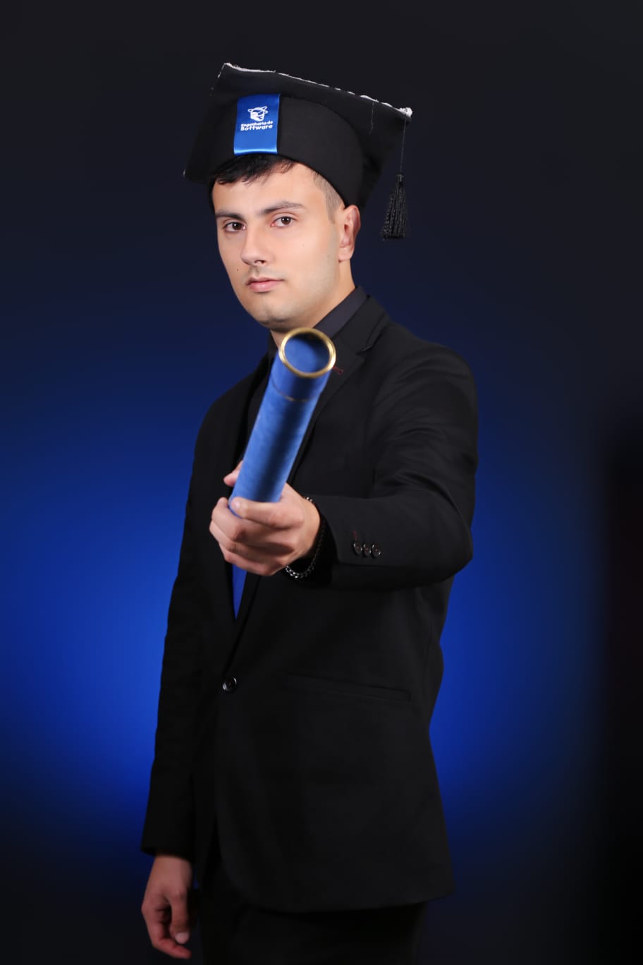 Eduardo Wagner com beca e canudo na formatura em Engenharia de Software